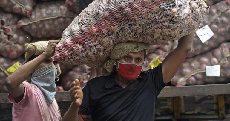 Nông dân Ấn Độ vận chuyển hành củ đến các chợ