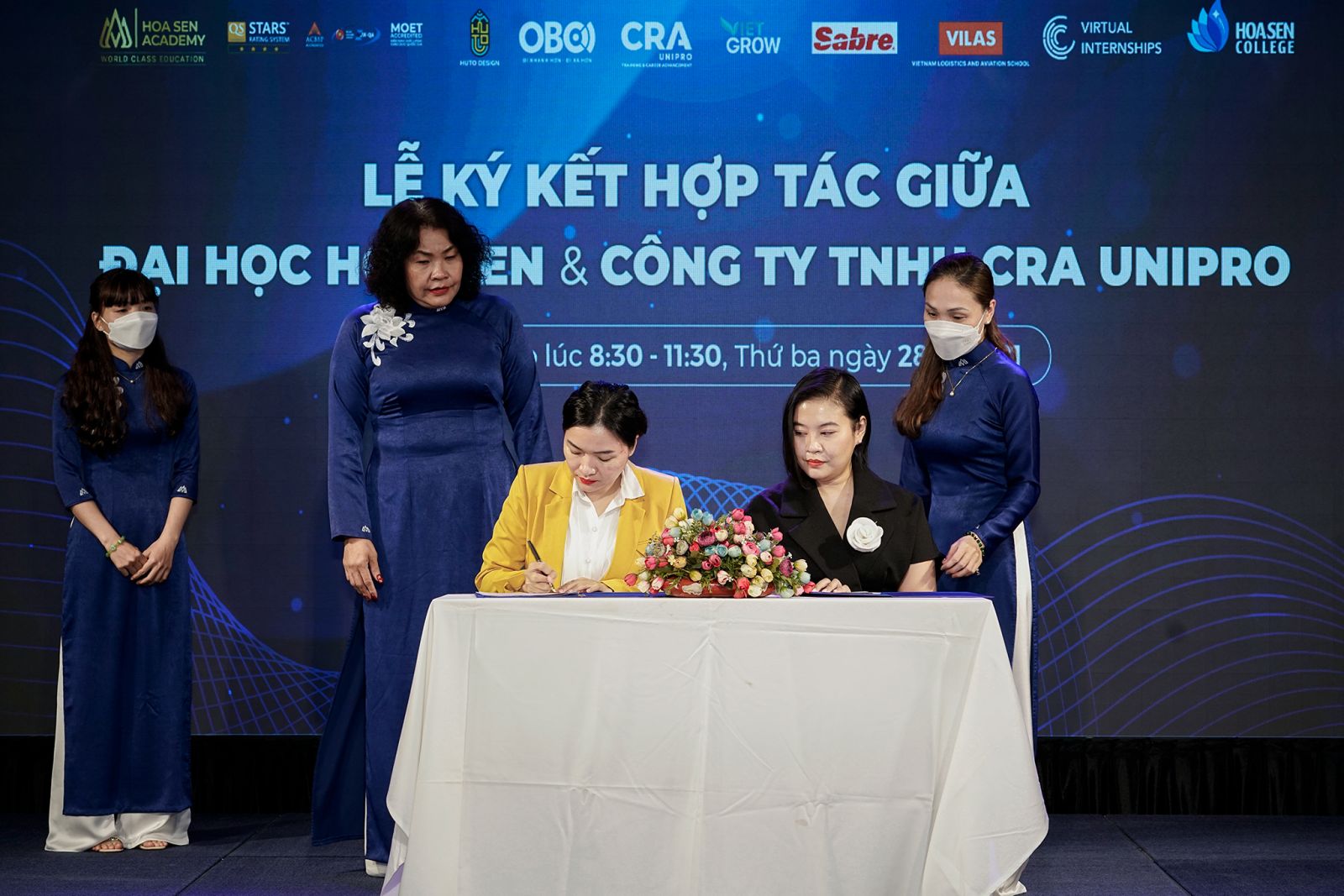 PGS.TS. Võ Ngọc Thuý – Hiệu trưởng ĐH Hoa Sen (áo vàng) và bà Tina Nguyễn – Giám đốc Vận hành CRA cùng ký kết hợp tác