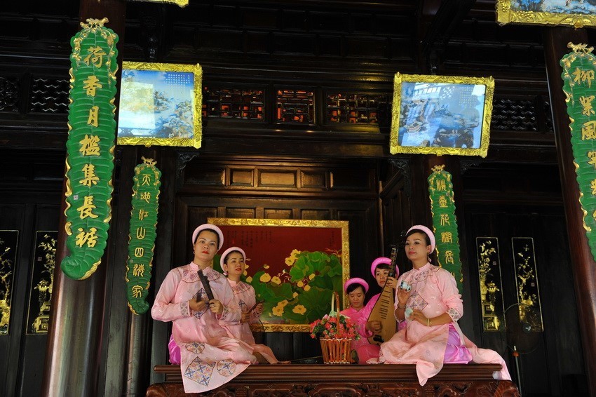 Nhã nhạc Huế - Âm nhạc cung đình Việt Nam được vinh danh là kiệt tác di sản văn hóa phi vật thể đại diện của nhân loại năm 2003.