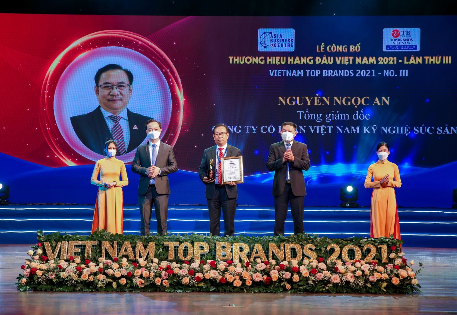 Ông Nguyễn Ngọc An - Tổng Giám đốc Công ty VISSAN nhận
