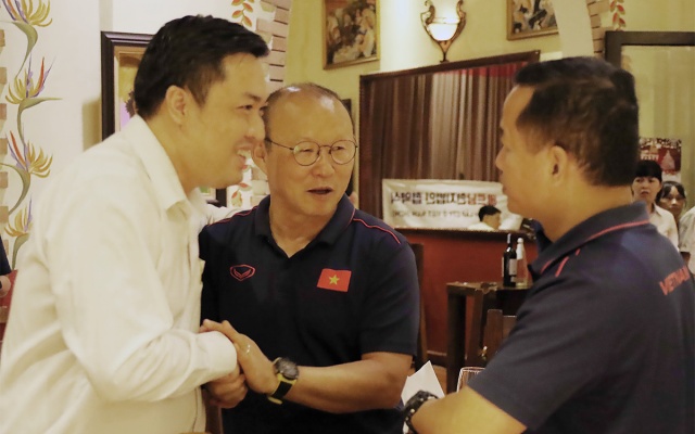 Ông Cao Văn Chóng, Phó chủ tịch LĐBĐVN và Huấn Luyện Viên trao đổi với HLV trưởng đội tuyển bóng đá Việt Nam Park Hang-seo
