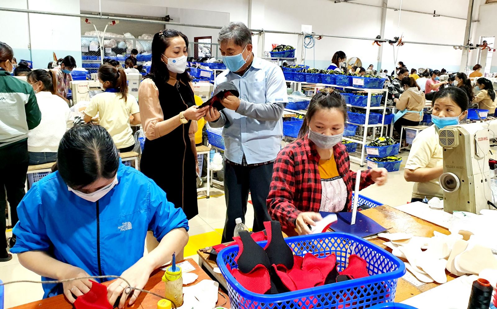 . Người lao động dân tộc thiểu số làm việc tại Nhà máy SX giày da của Tập đoàn SUNGHYUN (Hàn Quốc) tại xã Ea Yông, huyện Krông Pắc.