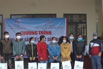 Công đoàn Tổng cục Du lịch Việt Nam trao quà cho hộ nghèo, cận nghèo xã Nhân Mỹ (Tân Lạc).