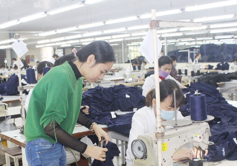 Công ty may Hồ Gươm (chi nhánh Tân Lạc - Hòa Bình duy trì sản xuất góp phấn vào tăng trưởng xuất khẩu của tỉnh