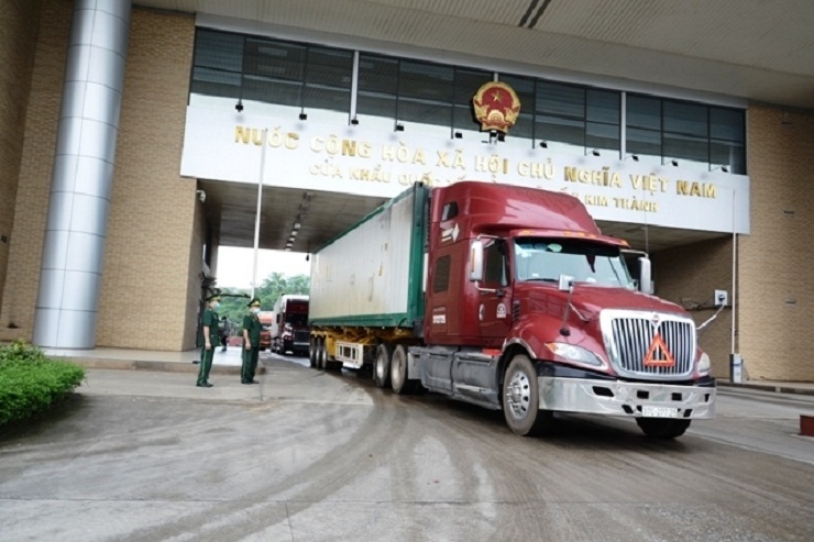 850 tấn hàng hóa cửa khẩu Lào Cao thông quan thuận lợi ngày đầu năm
