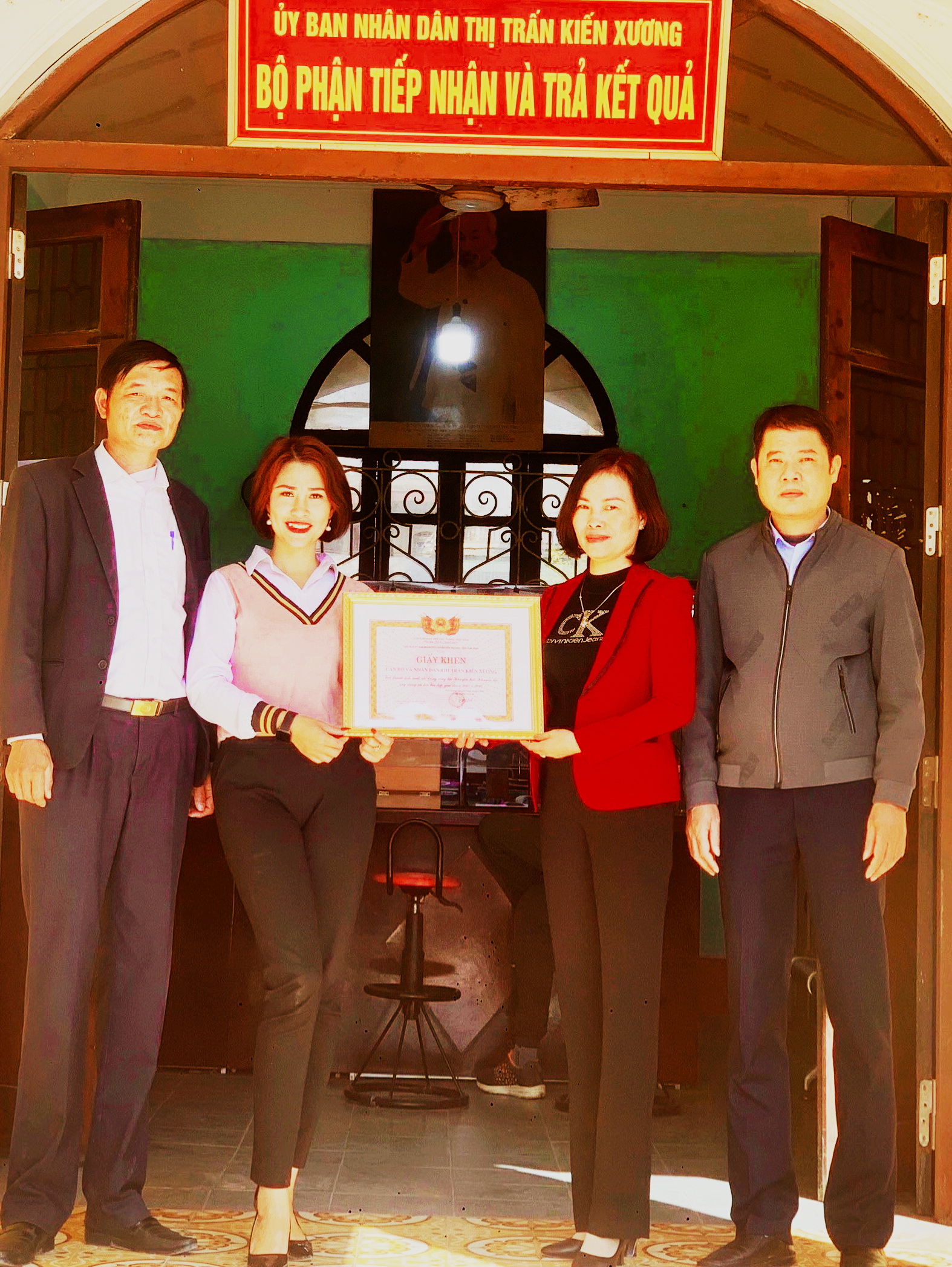 Đồng chí Nguyễn Thị Kim Tuyến – PCT UBND thị trấn Kiến Xương trao Giấy khen cho doanh nhân Trang Khểnh