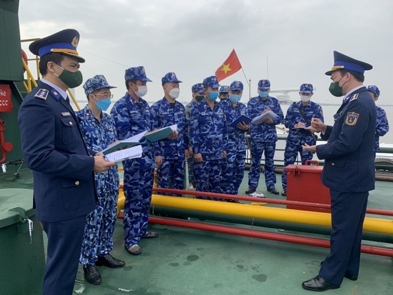 Khu vực Hải Phòng: Cảnh sát biển bắt giữ tàu vận chuyển 170.000 lít xăng dầu trái phép