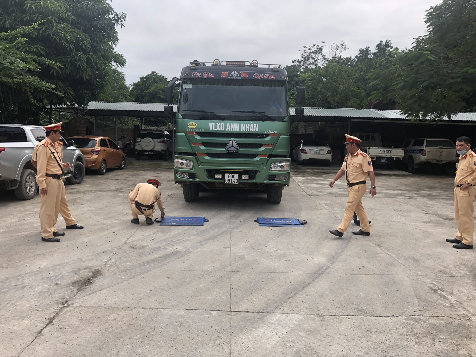 Lực lượng CSGT Công an tỉnh hòa Bình tăng cường kiểm tra và xử lý xe quá tải