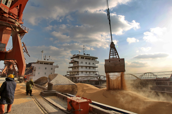 Bốc dỡ đậu tương nhập khẩu từ một con tàu tại một cảng ở Nam Thông, tỉnh Giang Tô, Trung Quốc