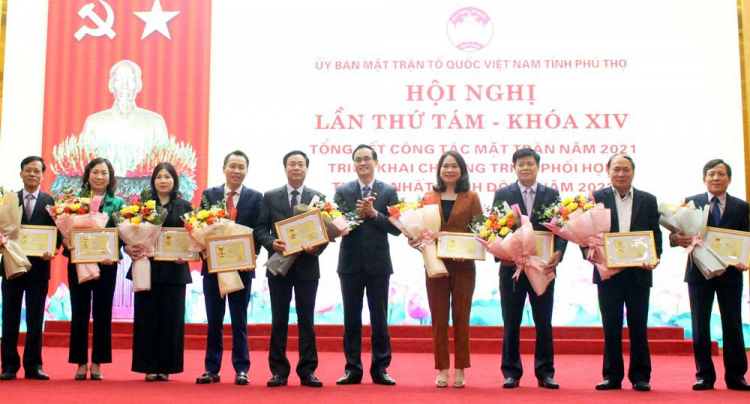 Chủ tịch Ủy ban MTTQ tỉnh Phú Thọ trao tặng kỷ niệm chương “Vì sự nghiệp đại đoàn kết toàn dân” của Ủy ban Trung ương MTTQ Việt Nam cho các cá nhân