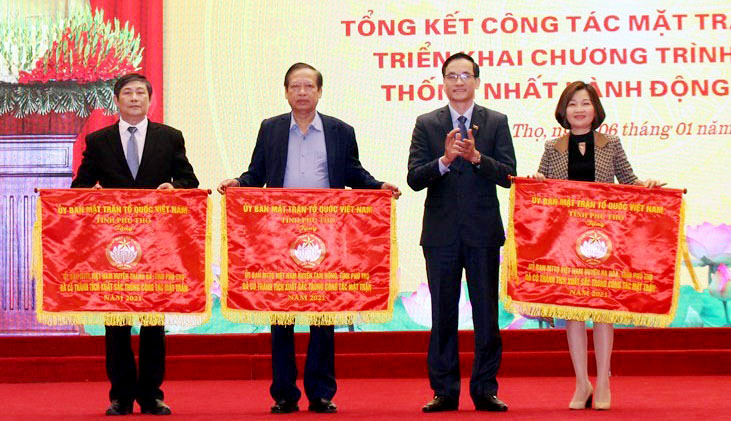 Chủ tịch Ủy ban MTTQ tỉnh Phú Thọ tặng Cờ thi đua xuất sắc cho 3 tập thể