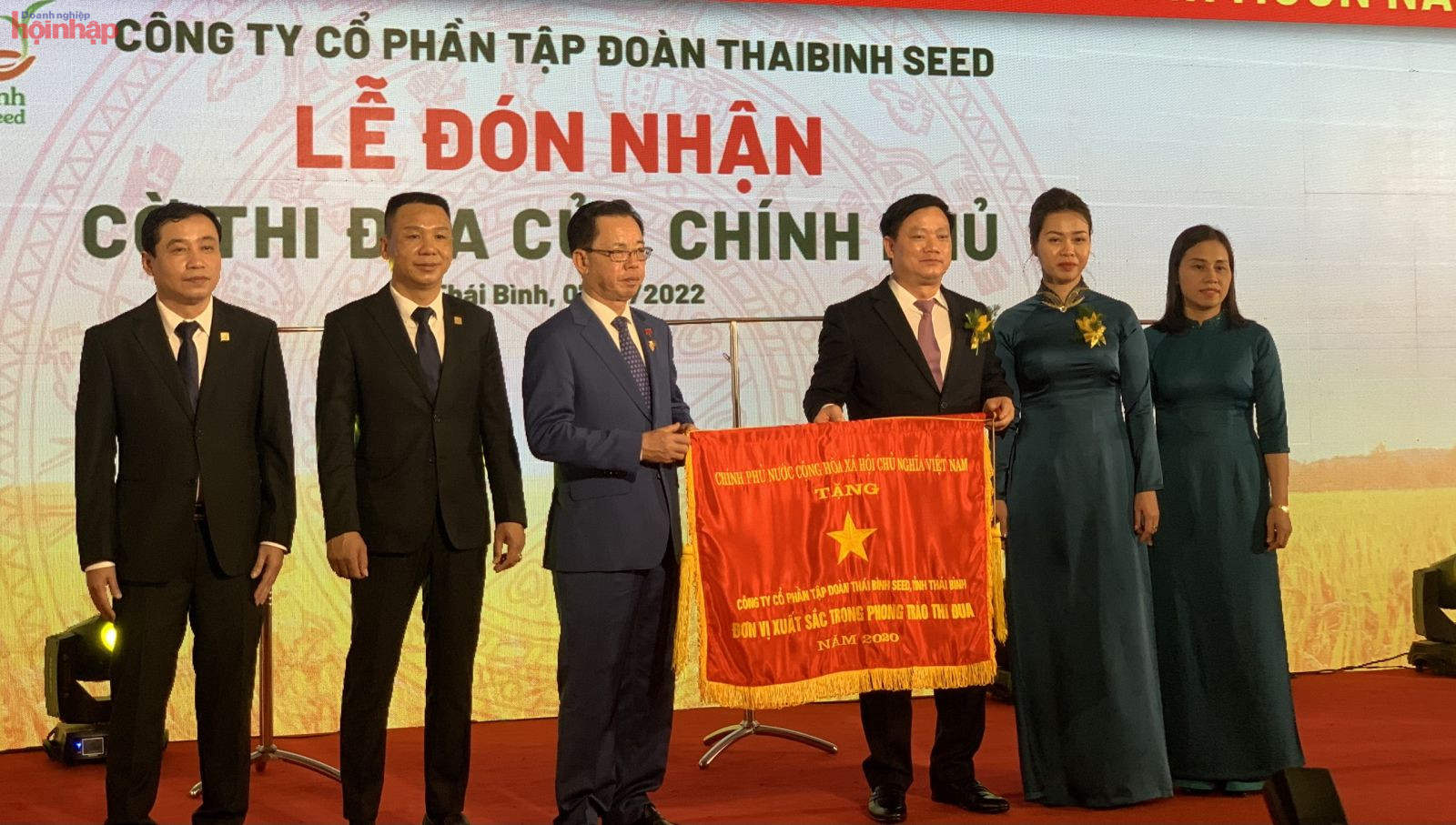 Tập đoàn ThaiBinh Seed đón nhận Cờ thi đua của Chính phủ