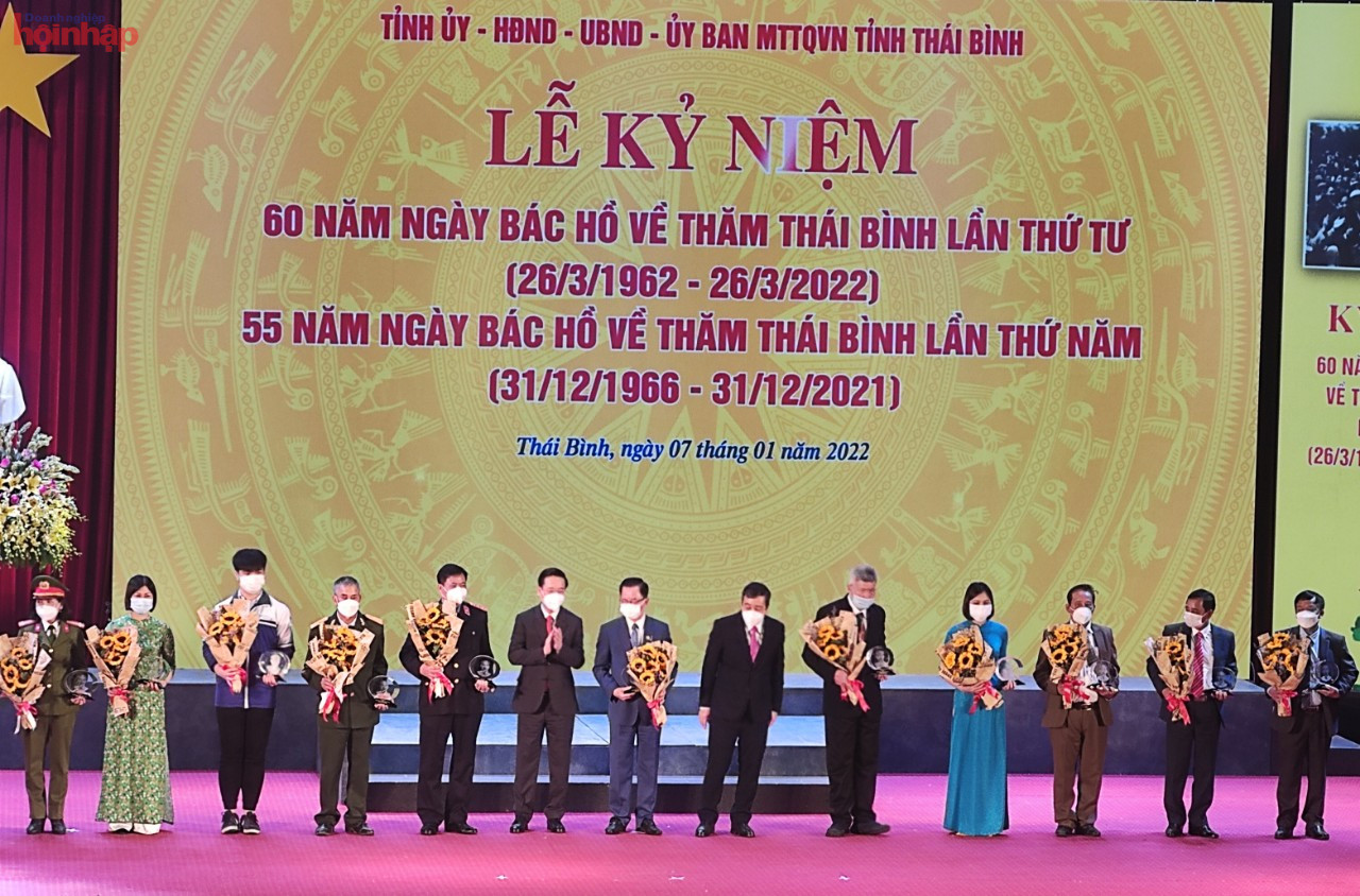 Ông Võ Văn Thưởng và ông Ngô Đông Hải trao tặng hoa cho 13 cá nhân tiêu biểu đại diện cho 13 đảng bộ trực thuộc Tỉnh Ủy  học tập và làm theo tấm gương đạo đức của chủ tịch Hồ Chí Minh.