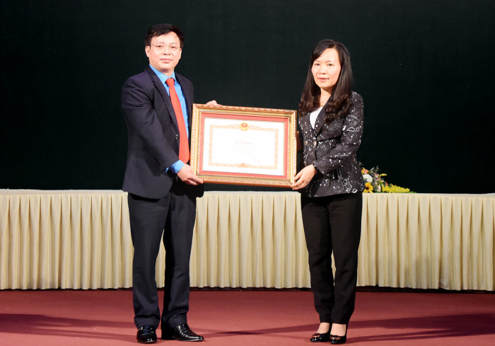 Trưởng Ban Dân vận Tỉnh uỷ Phú Thọ trao Bằng khen của Thủ tướng Chính phủ cho Công đoàn ngành Giáo dục tỉnh