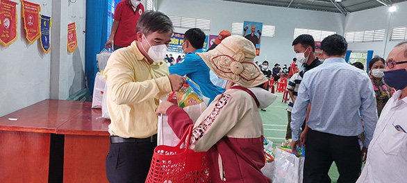 Đại diện Grobest trao các 'túi an sinh' cho người dân huyện Định Quán và Tân Phú