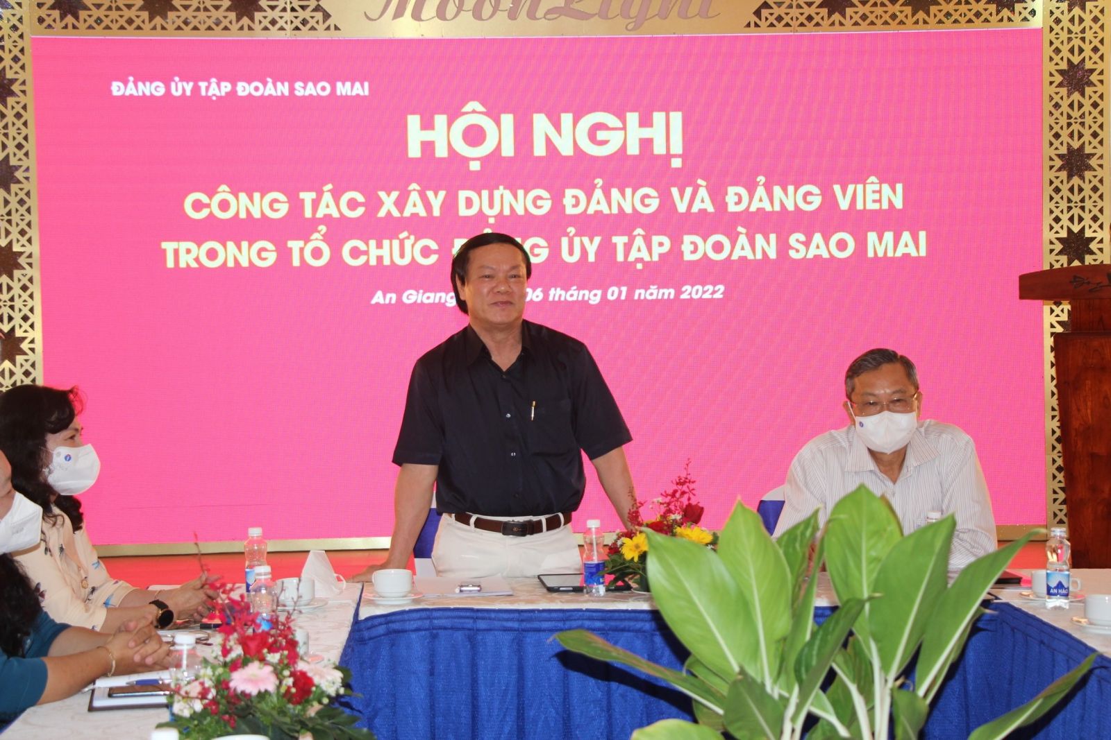 Đồng chí Lê Thanh Thuấn, Bí thư Đảng ủy - Tổng Giám đốc Sao Mai Group báo cáo tại Hội nghị