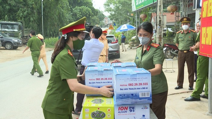 Phú nữ công an tỉnh Phú Thọ ủng hộ công tác phòng chống dịch (Ảnh minh họa)