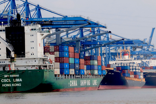 Các doanh nghiệp Đồng Nai xuất khẩu hàng hóa tại cảng Cát Lái (TP.HCM). Ảnh: U.NHI