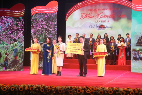 Tổng giám đốc Natrumax Nguyễn Thị Hồng Thắm trao 2 tỷ đồng cho Quỹ BTTE Việt Nam tại chương trình Mùa Xuân cho em lần thứ 15