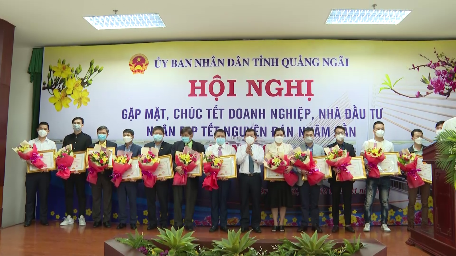 Chủ tịch UBND tỉnh Đặng Văn Minh trao Bằng khen cho các doanh nghiệp và cá nhân.