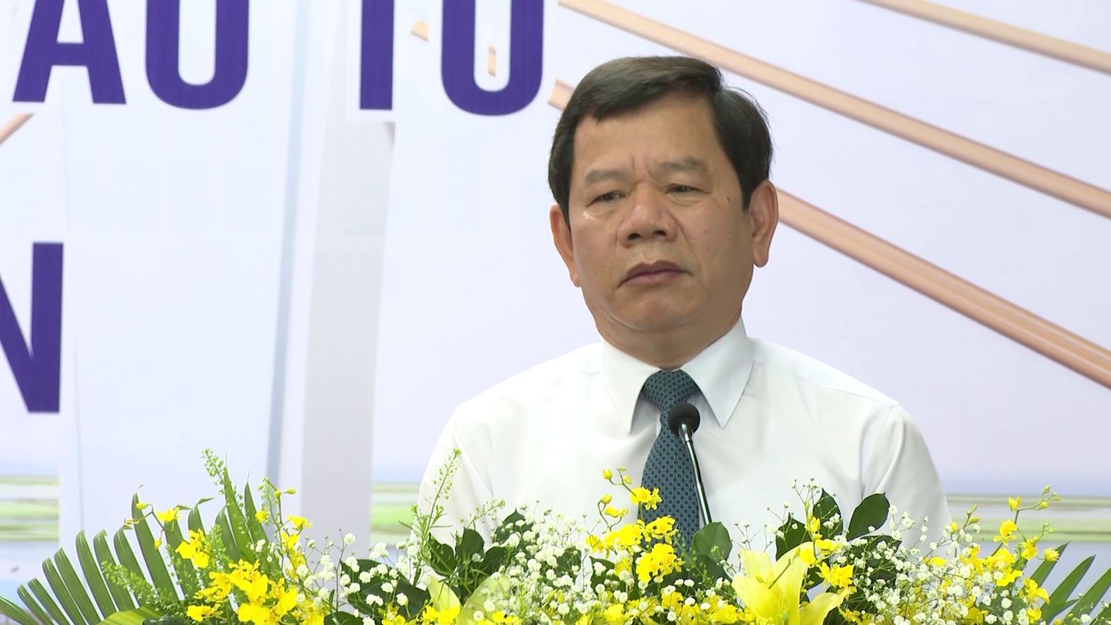 Chủ tịch UBND tỉnh Đặng Văn Minh cũng chia sẻ những khó khăn của cộng đồng doanh nghiệp, các nhà đầu tư trong năm 2021.
