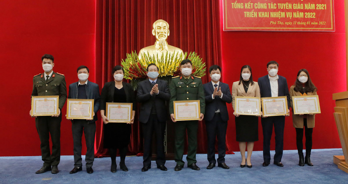 Đại diện lãnh đạo Ban Tuyên giáo Tỉnh ủy Phú Thọ trao Giấy khen cho các đơn vị hoàn thành xuất sắc nhiệm vụ Tuyên giáo năm 2021