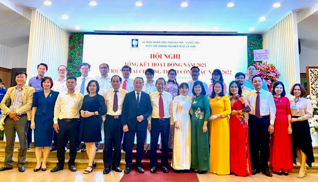 Ông Phạm Hải Tùng – PCT Hiệp hội doanh nghiệp nhỏ và vừa Việt Nam (Người đứng thứ 6 bên trái hàng đầu) chụp ảnh lưu niệm với các đoanh nghiệp thành viên Hiệp hội