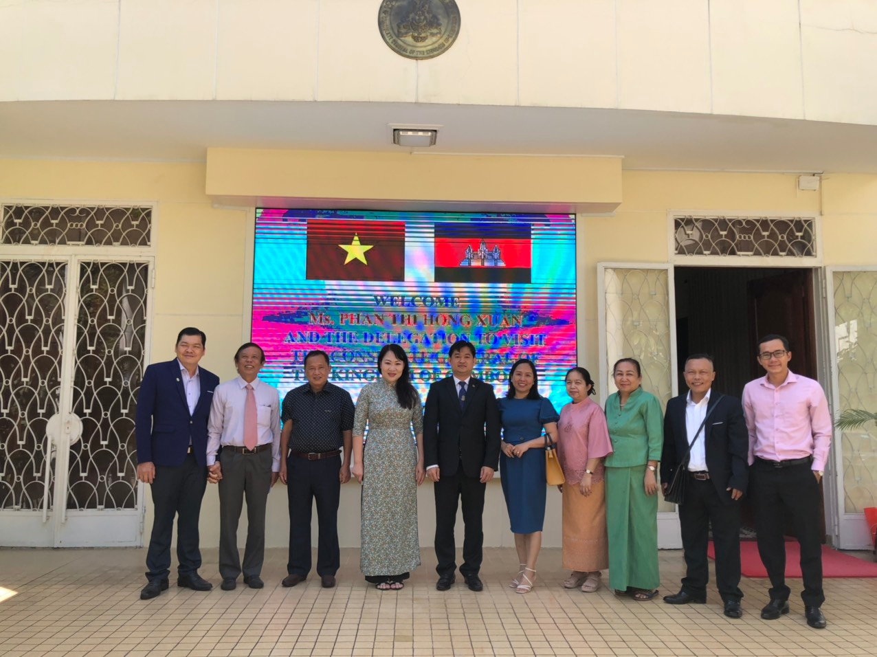 PGS.TS Phan Thị Hồng Xuân và các đại biểu Việt Nam chụp hình lưu niệm với TS. Sok Darek và các lãnh sự Campuchia.