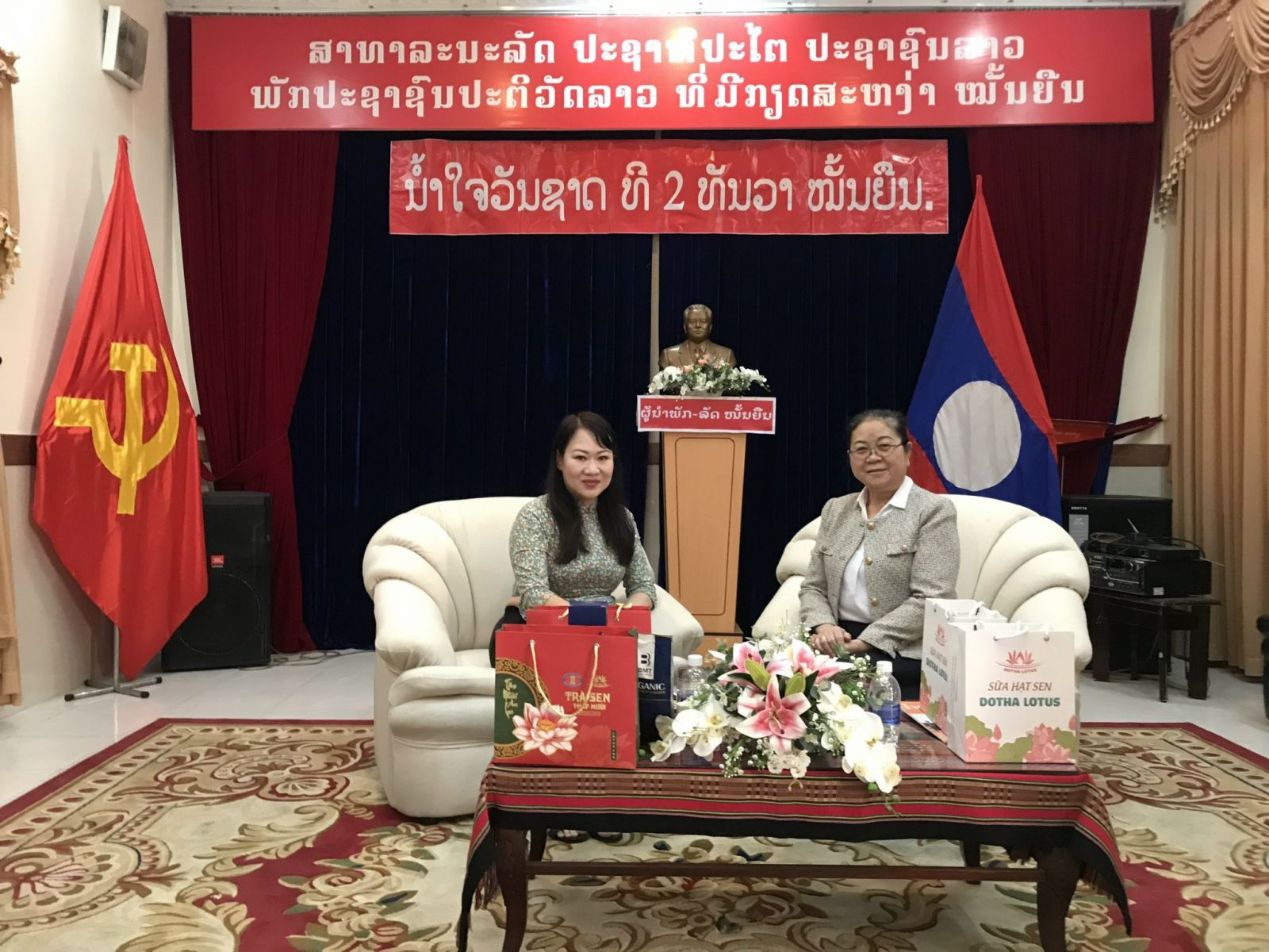 PGS.TS. Phan Thị Hồng Xuân cùng trao đổi với bà Phimpha Keomixay – Tổng lãnh sự Lào tại TP.HCM