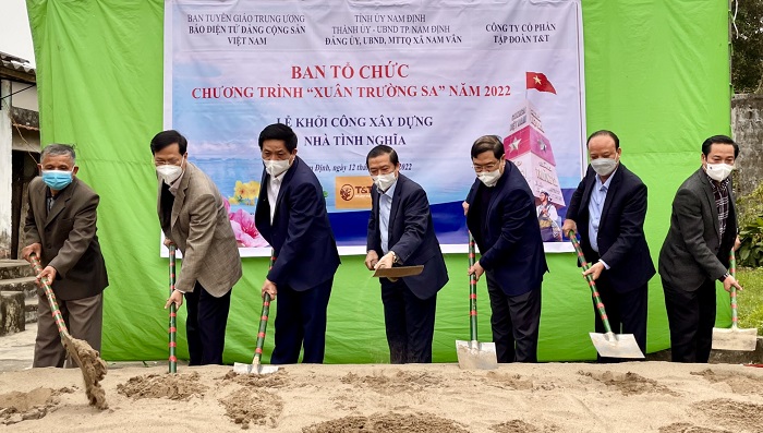 Ông Nguyễn Tất Thắng, Phó TGĐ T&T Group cùng lãnh đạo Ban Tuyên giáo Trung ương, Lãnh đạo Tỉnh Nam Định thực hiện nghi thức khởi công xây dựng nhà Tình Nghĩa