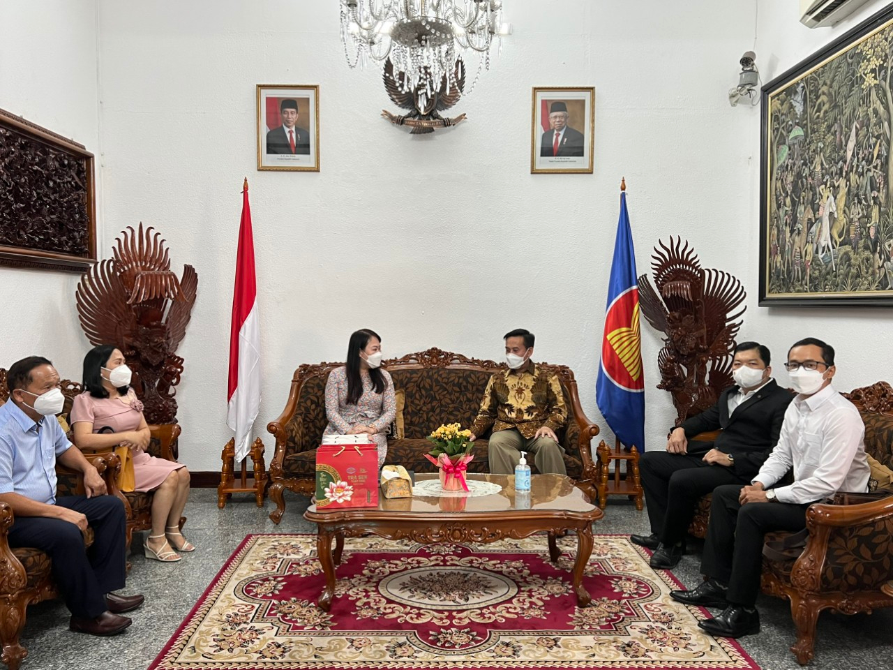 PGS.TS. Phan Thị Hồng Xuân trao đổi cùng Tổng LÃnh sự Indonesia tại TP.HCM