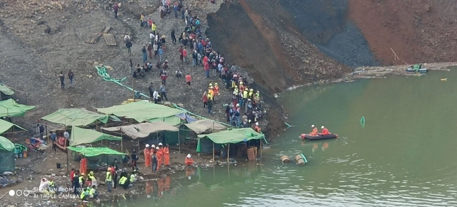 Hoạt động cứu hộ sau trận lở đất tại một mỏ ngọc bích ở khu vực Hpakant thuộc bang Kachin, Myanmar vào ngày 22/12/2021