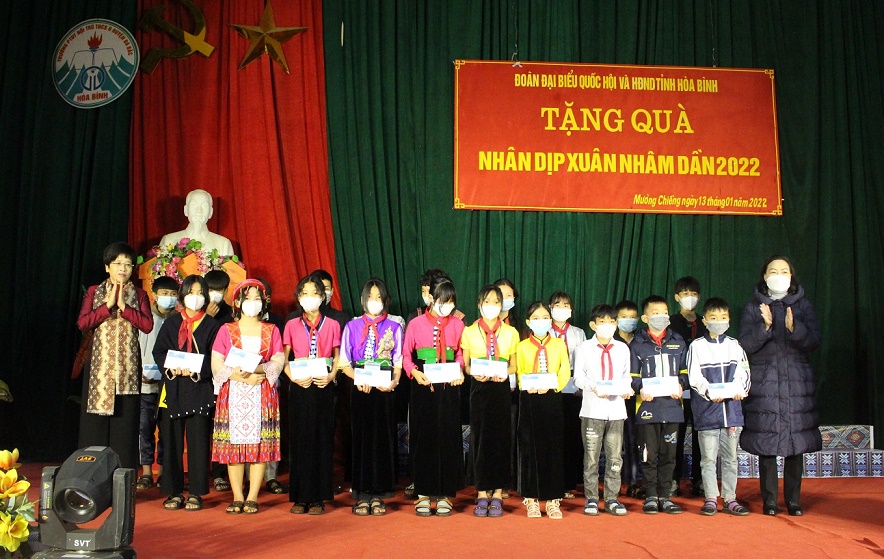 Bà Nguyễn Thị Phú Hà, Phó Chủ nhiệm Uỷ ban Tài chính, ngân sách của Quốc hội, ĐBQH tỉnh khoá XV cùng lãnh đạo HĐND tỉnh Hòa Bình tặng quà cho 20 em học sinh trường PTDTNT THCS Đà Bắc.