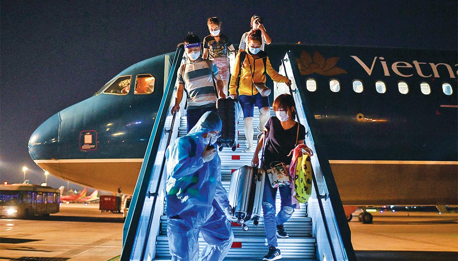 Hành khách đi trên chuyến bay quốc tế đầu tiên từ Phnôm Pênh (Campuchia) về Việt Nam