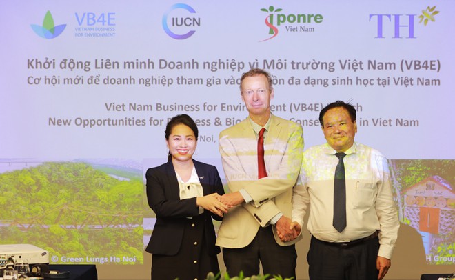 Bà Hoàng Thị Thanh Thủy (đại diện Tập đoàn TH) và các thành viên sáng lập tại lễ ra mắt VB4E 6/2020.