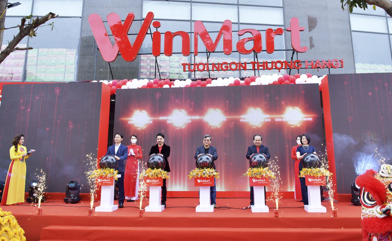 WinCommerce khai trương siêu thị đầu tiên với tên WinMart tại Tp. Vinh (Nghệ An).