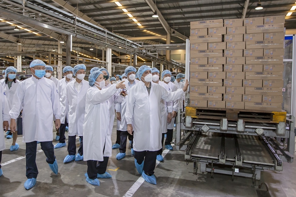 Thủ tướng Chính phủ đánh giá cao việc thực hiện “mục tiêu kép” của Vinamilk trong chuyến làm việc tại Nhà máy sữa Việt Nam (Bình Dương).