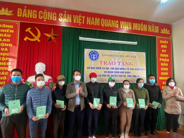 Tổng Giám đốc BHXH Việt Nam Nguyễn Thế Mạnh trao tặng 100 sổ bảo hiểm xã hội cho người có hoàn cảnh khó khăn.