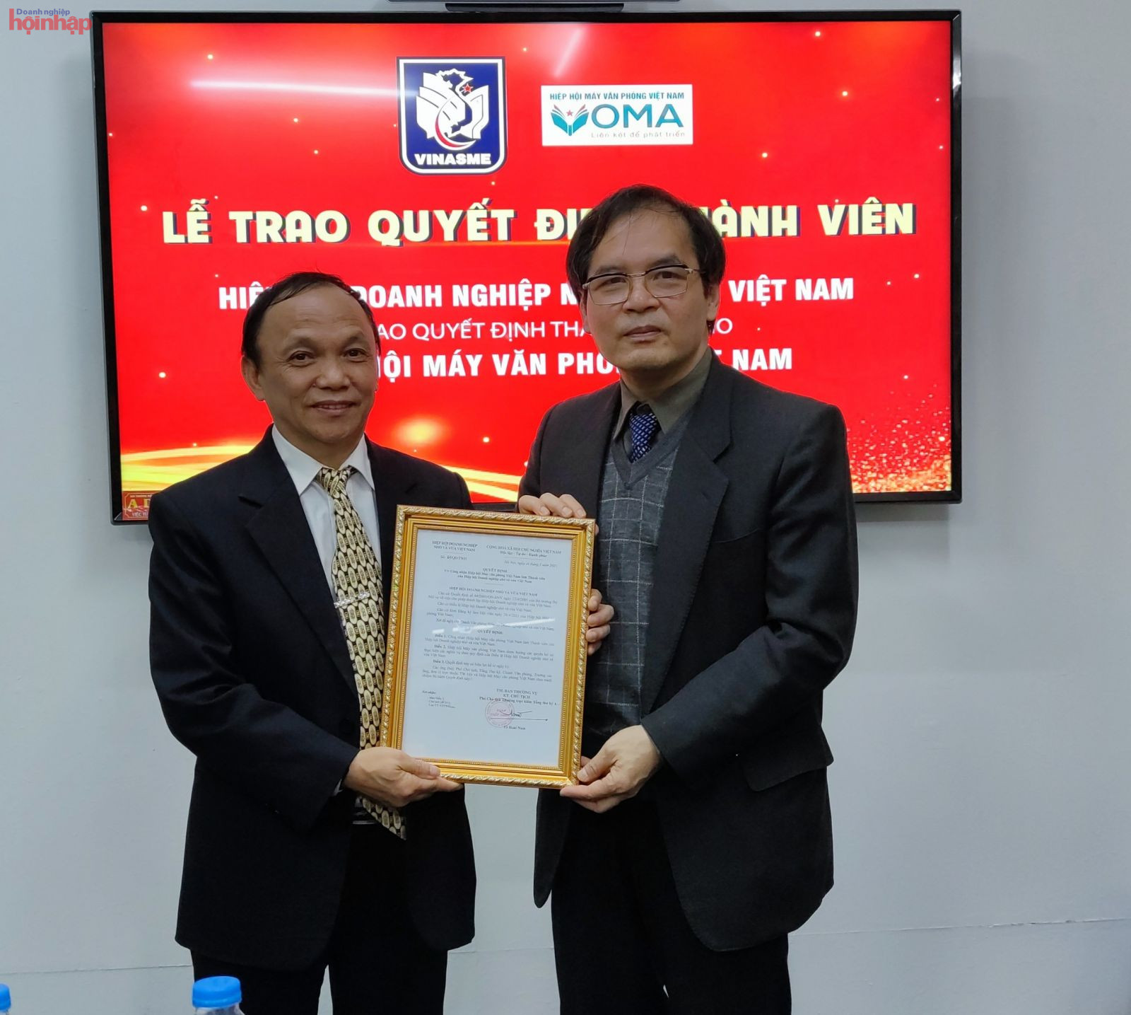 Phó Chủ tịch Thường trực kiêm Tổng Thư ký Tô Hoài Nam trao quyết định kết nạp thành viên của VINASME cho đồng chí Nguyễn Tuấn Minh