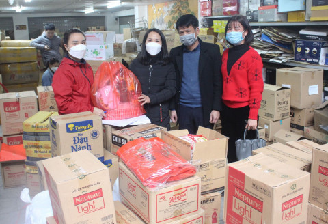 Công ty CP đầu tư NLXDTM Hoàng Sơn: Tặng 450 xuất quà Tết cho hộ nghèo 10 huyện, thành phố của tỉnh Hòa Bình