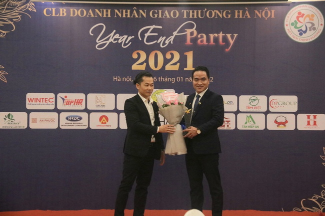 Anh Lê Đại Dương – Chủ tịch CLB Doanh nhân giao thương Hà Nội trao tặng kỷ niệm chương cho doanh nghiệp hội viên có thành tích quý báu trong công tác xây dựng và phát triển của CLB.