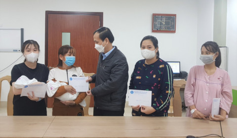 Bảo hiểm Xã hội tỉnh Phú Thọ tặng quà Tết cho các bệnh nhân có hoàn cảnh khó khăn tại các cơ sở y tế