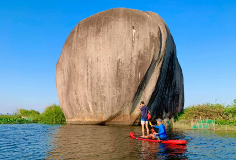Chèo thuyền sup trên sông nước Đồng Nai
