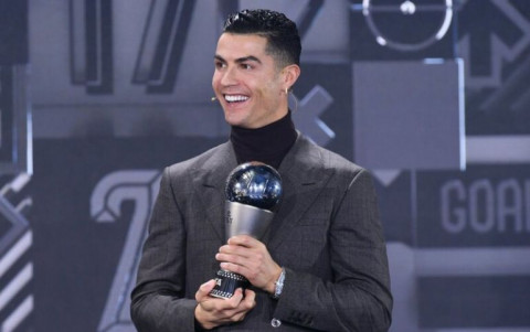 Cristiano Ronaldo nhận giải thưởng đặc biệt từ FIFA