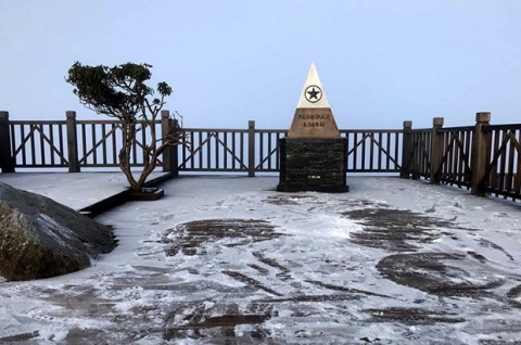 Lào Cai: Sương muối phủ trắng đỉnh Fansipan, thời tiết chuyển rét đậm rét hại