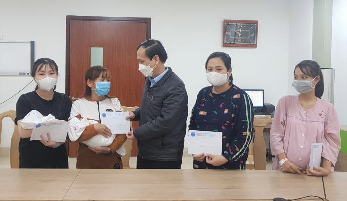 Phó Giám đốc Bảo hiểm Xã hội tỉnh Phú Thọ- Trần Xuân Long tặng quà cho các bệnh nhân đang điều trị tại Bệnh viện Sản - Nhi tỉnh