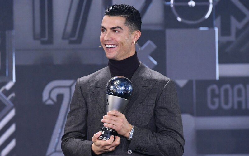 Cristiano Ronaldo nhận giải thưởng đặc biệt ở The Best 2021 khi trở thành cầu thủ ghi bàn vĩ đại nhất ở cấp độ đội tuyển quốc gia trên toàn thế giới. Nguồn: Internet