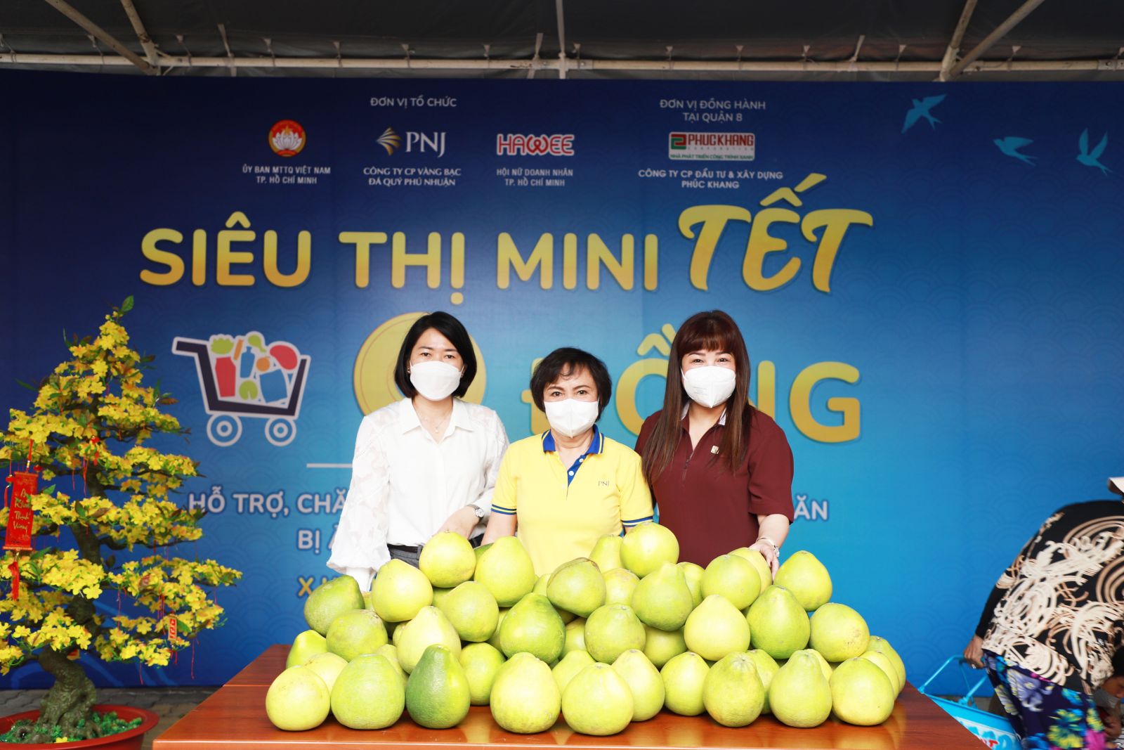 Bà Lưu Thị Thanh Mẫu (bìa trái) cùng bà Cao Thị Ngọc Dung - CT HĐQT Tập đoàn PNJ (áo vàng) trong sự kiện khai mạc “Siêu thị mini Tết 0 đồng” tại quận 8, TP.HCM