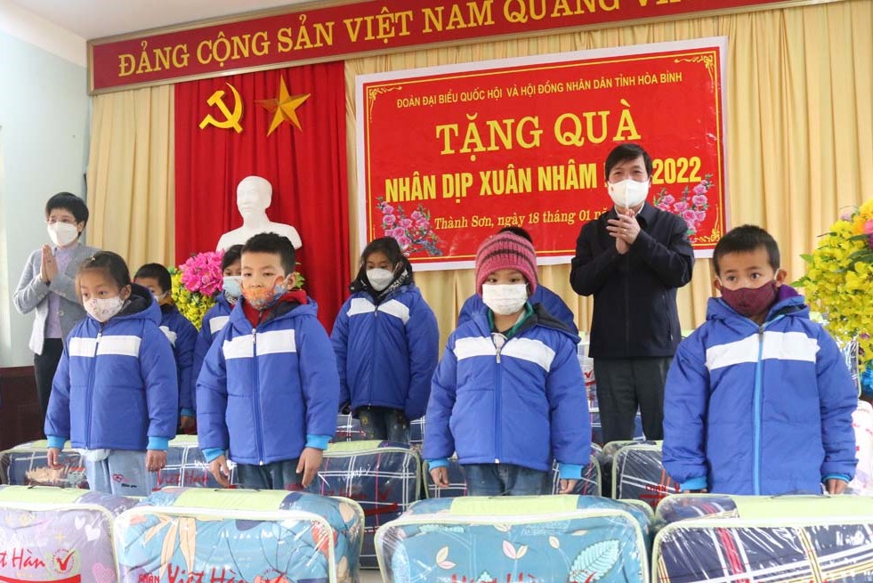 Đoàn ĐBQH và HĐND tỉnh trao tặng quà cho trẻ em có hoàn cảnh khó khăn tại xã Thành Sơn (Mai Châu).