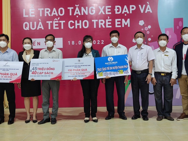 Natrumax Việt Nam trao quà tết cho trẻ em tỉnh Bến Tre